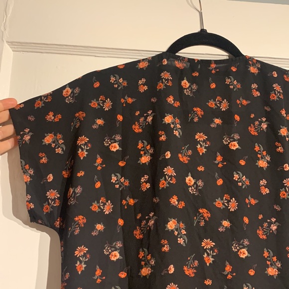 Icone / Simons drapey floral blouse - Picture 10 of 12